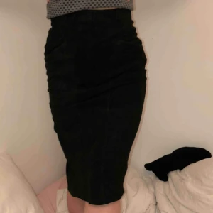  - Pennkjol i mocka med ett svart, diskret mönster. Köpt i Paris förra året på en second hand affär