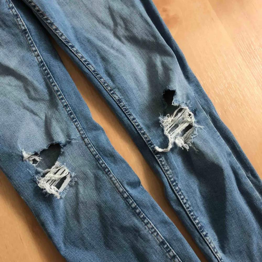 Ljusblåa jeans från NewYorker som formar kroppen jättefint. Står att det är W30 men passar även mindre då dom är högmidjade. Frakt tillkommer . Jeans & Byxor.