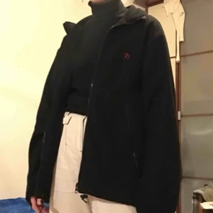  - världens skönaste svarta fjällräven fleece! tyvärr har dragkedjan gått sönder <\3 därav det låga priset. en gammal favvo