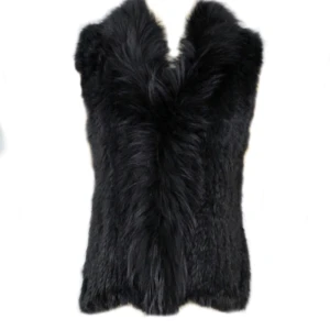 Svart pälsväst äkta - Knappt använd. Kaninpäls. Kan ej exakt storlek men är cäll runt M.