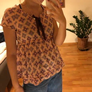 Odd Molly blus - En pechy blus med gulligt mönster och knytning upptill från Odd Molly. Gott skick!
