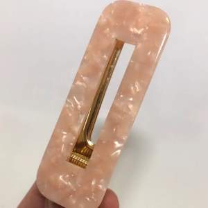 Supergulligt rosa hårspänne med guldig undersida som piffar upp outfiten💞 Väldigt fint skick, aldrig använt💞 Nypris: 49 kr  Mitt pris: 15 kr