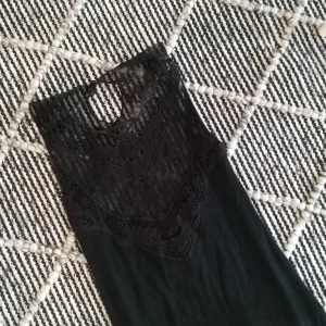 Klänning - Klänning från en dyrare butik i Thailand. Använd 1-2 gånger. Storlek ca S. Superfint skick.