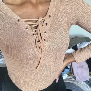 Beige/brun topp med snörning🌸 - Camel färgad topp i stl xs men passar även S. Snöring som du kan knyta som du vill! 60kr! Kan mötas upp!