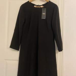 En snygg och enkel svart klänning från Only med öppning i ryggen i storlek 38. Klänning är aldrig använd. Frakt tillkommer med. 