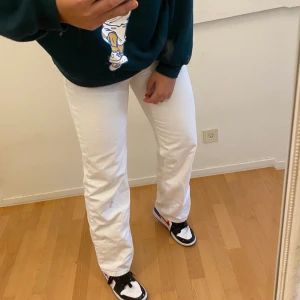 Zara straight jeans🤩 - Säljer nu mina fina vita jeans från Zara, inte mycket använda alls!!💕 De är i storlek 38, tyvärr något korta på mig enligt min smak är 170cm! Men det funkar superbra endå🤩 Vid frågor eller intresse skriv gärna till mig💕
