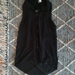 Svart transparant linne  - Svårt linne med öppen rygg. Storlek 36 och i ett jättefint skick.