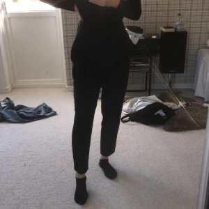 Svarta kostymbyxor  - Svarta kostymbyxor från Zara som sitter så himla fint! Perfekta till hösten. ❤️