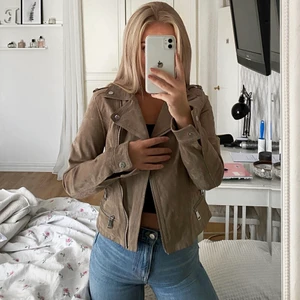 Jacka - Beige jacka ifrån Vero Moda. Köpt förra hösten och använd ca 5 gånger, ser ut som ny. Köpt för 599kr. Försäljningspris kan diskuteras.