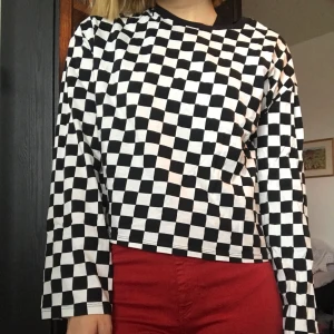 Schackrutig långärmad tröja  - Schackrutig tröja i S från h&m. Säljer pga använder inte längre. Finns i Västerås, annars tillkommer frakt. 