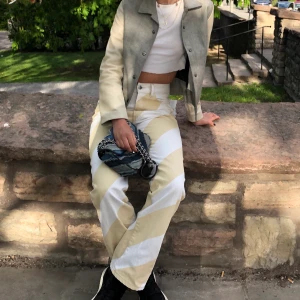 Byxor från HM - Säljer dessa svin balla byxor i från HM🧚🏼‍♀️ får tyvär ingen användning för dem längre men fortfarande en av mina favoriter i garderoben! Storlek 34💕 skriv om du önskar mer bilder🌈