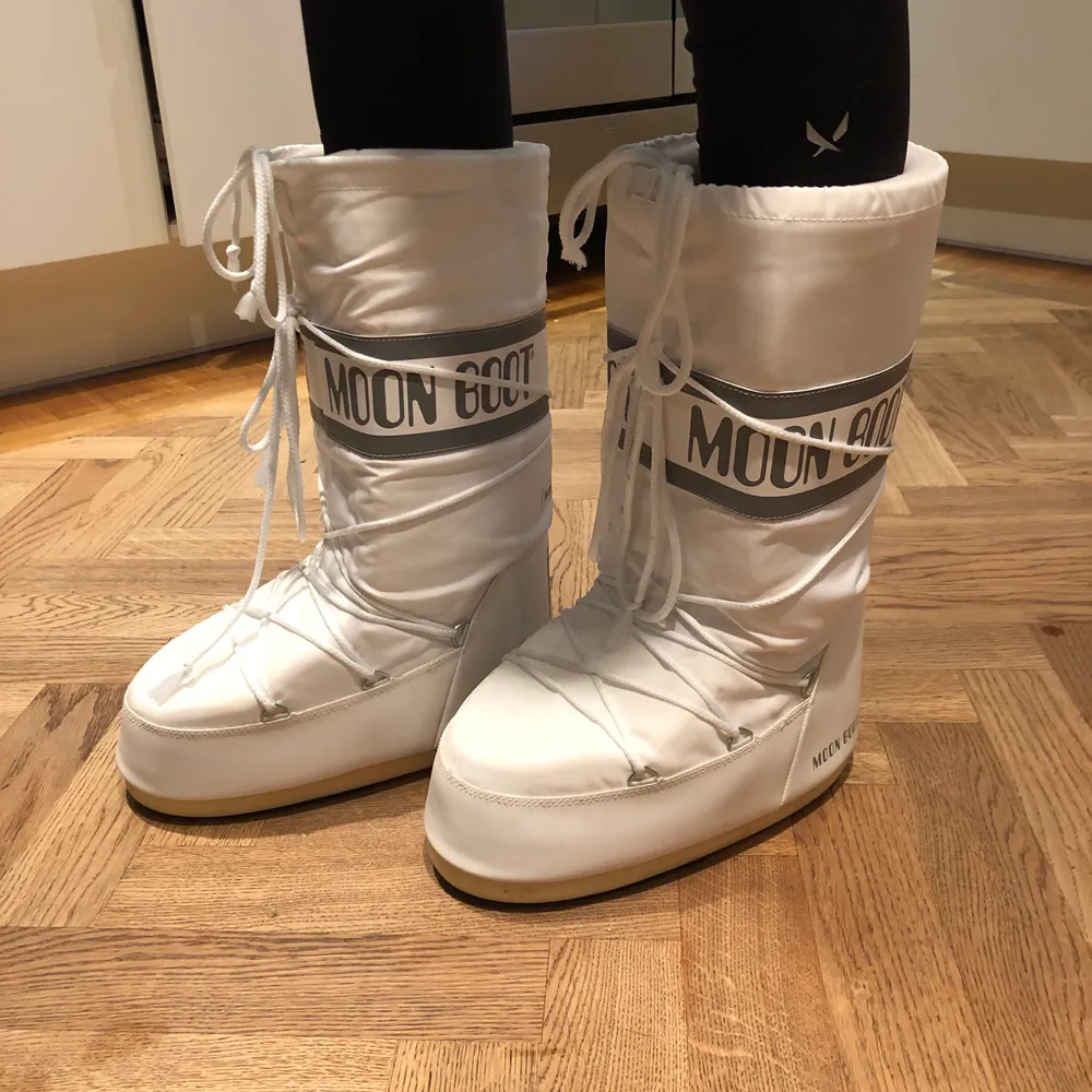 Säljer mina vita Moon Boots som är i nyskick. På baksidan sitter dock en företagslogga. Budgiving startar på 600 kr. Kan mötas upp i Stockholm annars tillkommer frakt. . Skor.