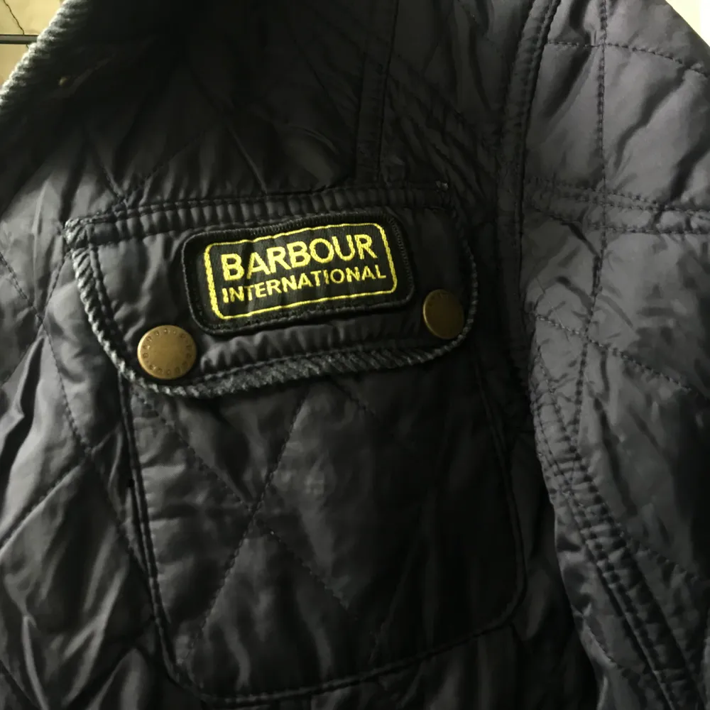 Säljer denna Barbour Jacka i storlek 34/36. Riktigt snygg att ha nu till hösten! 💙. Jackor.