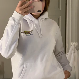 Hoodie - En vit hoodie med ”svampbob” tryck, väldigt skön men inte riktigt min stil. Använda några få gånger men i fint skick. :)))
