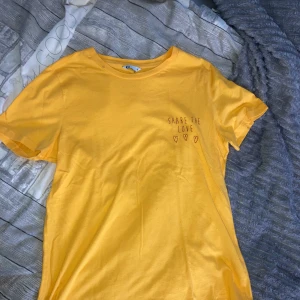 Gul tröja  - En tröja som är aldrig använd. 100kr + frakt