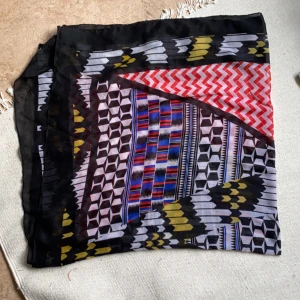 Stor Scarf Elsa Ekman Pour Bikbok - Oanvänd scarf från bikboks samarbete med Elsa Ekman. Den är ca 140 x 140 cm, kanske lite större. Köparen står för frakten. Mini hål nära lappen, enkelt att laga.