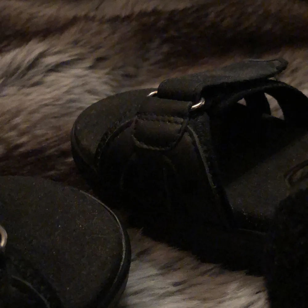 Ett par jättefina svarta web sandaler. Använda men i fint skick. Säljer då de inte kommer till användning längre. Köpare står för frakten. Buda gärna. Orginalpris 250.. Skor.