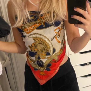 Mönstrad sjal  - Fin mönstrad sjal som går att knyta till en topp!💙