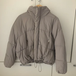 Jacka från Zara - Grå jacka från Zara. Köpt för två år sedan. I storlek M. oversize fit. Bra skick. 