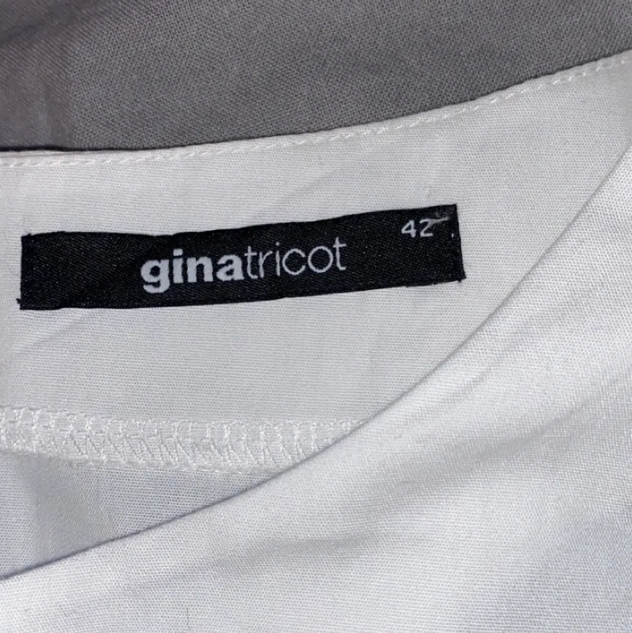 Jättefin oanvänd tröja från Gina! Köpes för 250 säljer för 90 + 30 frakt;)stl 42 den passar mig som är stl S. Blusar.