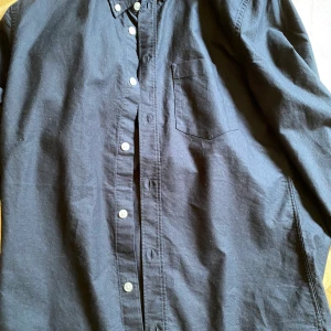 Svart tygskjorta - Svart skjorta i jättebra skick. Aldrig använd. 