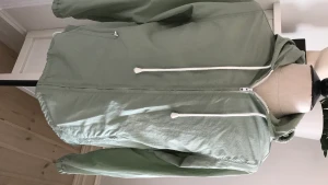 Träningsjacka  - I storlek small. Aldrig använd 