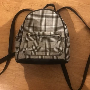 Super söt rutig mini ryggsäck väska - Säljer den här mini ryggsäck från HM för att jag inte använder den längre. Knappt använd (kanske en eller två gånger). Köparen står för frakt och ifall intresserad bjud pris i kommentarerna eller skriv mig privat. Öppet för att diskutera pris ifall ni tycker den ska sänkas 🥰🥰❤️❤️
