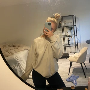 Sweatshirt - Säljer denna supermysiga sweatshirten från Nelly. Väl använd men i ett gott skick. Storlek S. Frakt tillkommer!💕