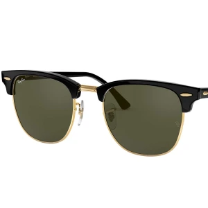 Rayban clubmaster - Säljer mina äkta rayban clubmaster Classic i superfint skick. Sparsamt använda. Lägg bud!💕