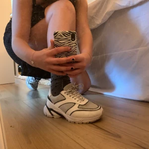 Axel Arigato skor  - Säljer mina super snygga och coola skor ifrån Axel arigato!  Så sköna verkligen, inte använda super många gånger! Väldigt bra skick.  Tvättar såklart av dom innan säljes.  Storlek 37. Säljer för 400kr (Nypris 2200)