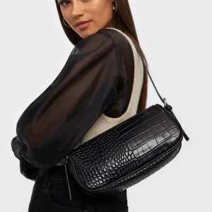 baguett väska  - Säljer en LIKNADE baguett väska med ormskinns imiterat material 