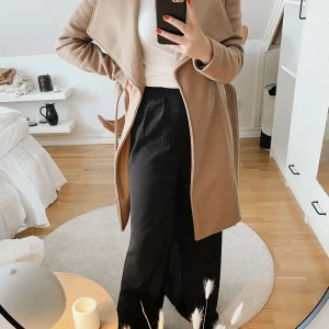 Beige vinterkappa - Fina beiga vinter- och höstkappan från VILA🤍  strl XS och superhärlig passform, dessutom i jättefint skick! Köpare står för frakt✨