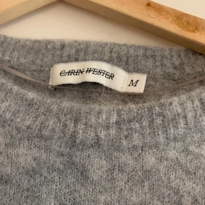 Carin Wester stickad grå tröja - Grå stickad tröja i alpacka, ull mm från Carin Wester.  Frakt tillkommer. 
