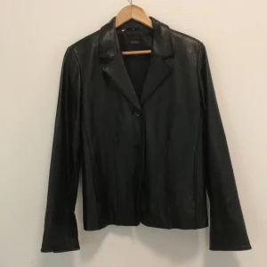 Läderjacka från SAKI - Inköpspris: 1 699 kronor. Storlek: 42. Sällan använd, fint skick. 