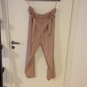 Kostymbyxor - Kostymbyxor med spänne där fram! Strl 44 men passar 40-42 skulle jag säga!