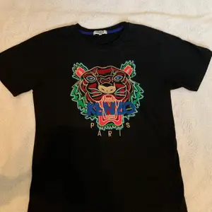 En skitsnygg Kenzo t-shirt som tyvärr ej kommer till användning längre.
