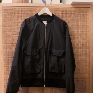 Svart bomberjacka Weekday - Svart bomberjacka från Weekday. Väl använd men i fint skick. Tunn men varm så passar superbra på både höst och vår. Finns i centrala sthlm, skickas mot fraktkostnad. 