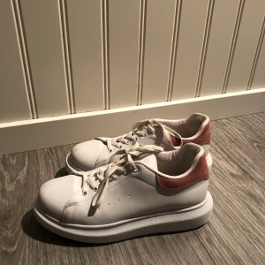 Nelly skor - Skitsnygga Nellyskor med högre sula, dom har en rosa touch bak på skon! Normala I storlek och väldigt sköna! Känns som att gå på moln😍 knappt använt, kanske ca 5 gånger Max pga inte kommit till andvändning😔 sjukt snygga❤️