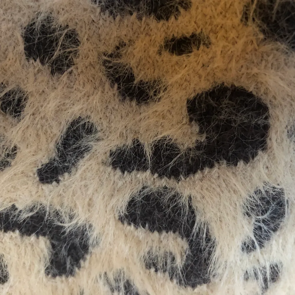Jättefin lurvig leopard tröja ifrån H&M. Den är i nyskick och storlek xs, passar bra till mig som har xs/s. Den är stretchig. 100kr exklusive frakt.. Stickat.