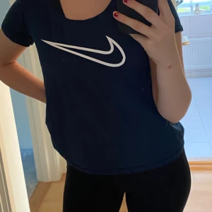NIKE TRÄNINGSTRÖJA  - Denna träningströja är skit snygg och jag har ej använt den en ända gång eftersom jag använder mest linnen. Jag köpte denna för 150kr men säljer för 50kr💙👊🏽