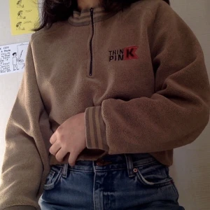 90s tröja - Asmysig tröja från beyond retro. Är lite teddyaktig och perfekt nu till hösten 🍁 var croppad när jag köpte den men det ser jämt ut. Passar nog S bäst 