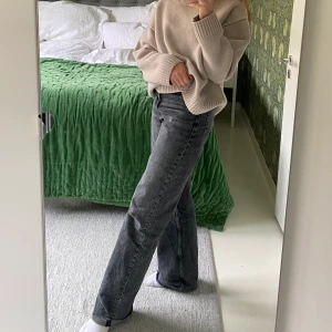 Gråa Zara jeans  - Så fina jeans ifrån Zara! Storlek 34 å helt oanvända. Möts på gröna linjen annars står köparen för frakt 💗💗