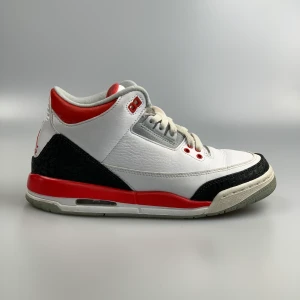 Jordan 3 fire red (2013) - Jordan 3 fire red (2013) storlek 38,5. Skicket på skorna är 8/10 skulle jag säga. Kan frakta eller mötas vid snabb affär kan vi dela frakt.                                                                      Har ni några frågor så hör av er gärna