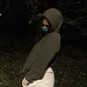 En cool mörk grön Hoodie💚✨ - En cool mörk grön hoodie som jag faktiskt inte vet vart den kommer ifrån. I storlek XL och passar bra. Den är i jätte bra skick med inga märken eller smuts på. Älskar denna för mycket så säljer vid endast bra bud! 🥰  jag startar på 100 ( frakt tillkommer)  ✨buda på i kommentarerna!! ✨ 