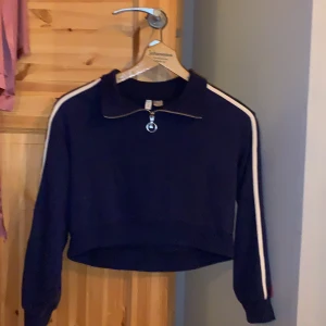 Croppad sweater med dragkedja - Jättefin använd få gånger🤩 säljer då den inte kommer till användning tyvärr 🙈💕