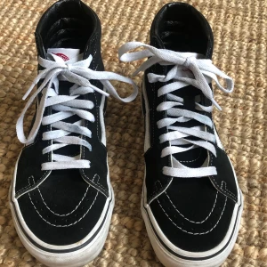 Vans strl 37 - Lite använda, fint skick. Storlek 37. Finns att hämta i Svartbäcken uppsala. Kan fraktas mot spårbart 63kr. 