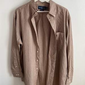 jättesnygg vintage ralph lauren-skjorta! i strl. L, passar jättebra som oversized för mig i Medium!