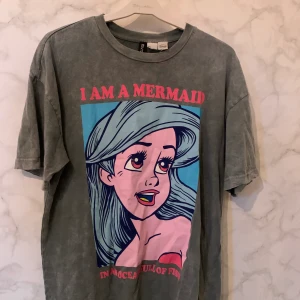 T shirt med tryck - Snygg t shirt med tryck från HM, endast använd 3 gånger. Bud vid snabb affär 🍎✨🪐 150kr inkl frakt