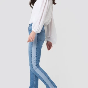 NA-KD Side Panel Momjeans Stl 32 - Mom-Jeans från Na-Kd. Använd fåtal gånger, Stl 32. Kan mötas upp i Linköping eller så står köparen för frakten.