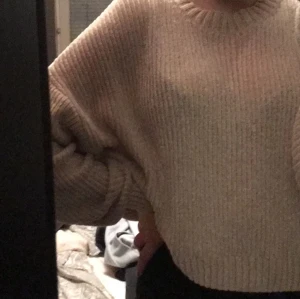 mjukt stickad tröja strl S - Säljer en mjukt stickad tröja från hm med ballongärmnar. Möts upp vid köp💕